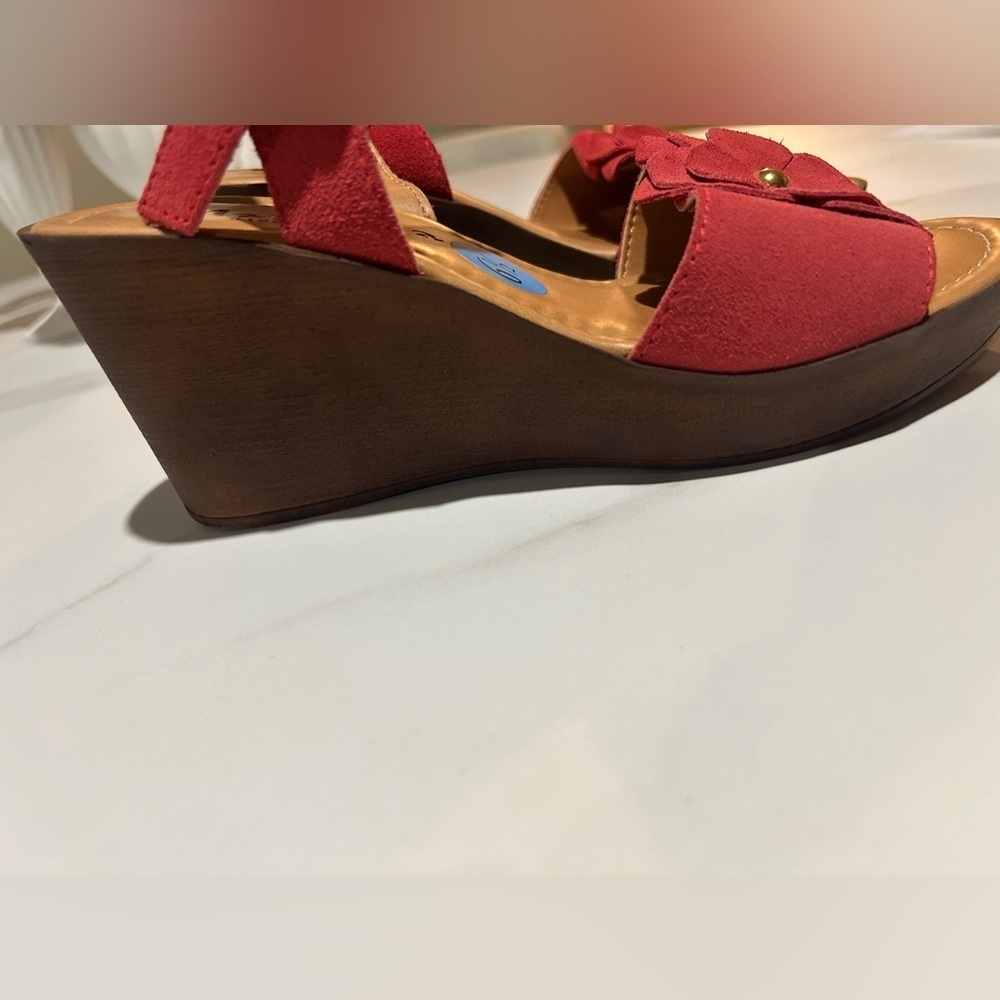 Mariella Wedge Heel Sandals
Women's 6 1/2 Gold Suede Leather - Picture 7 of 7